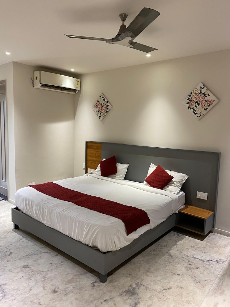 Raahgir Suites