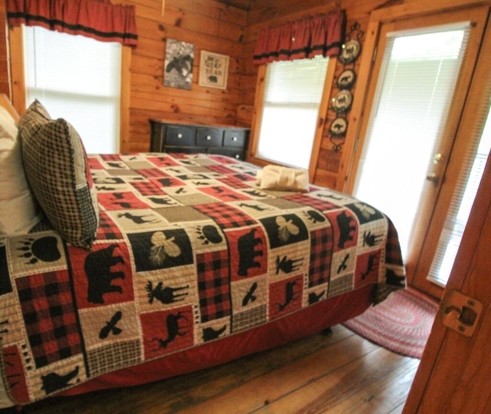 26 Bearfoot Landing 2 Bedroom Cabin by RedAwning view 3