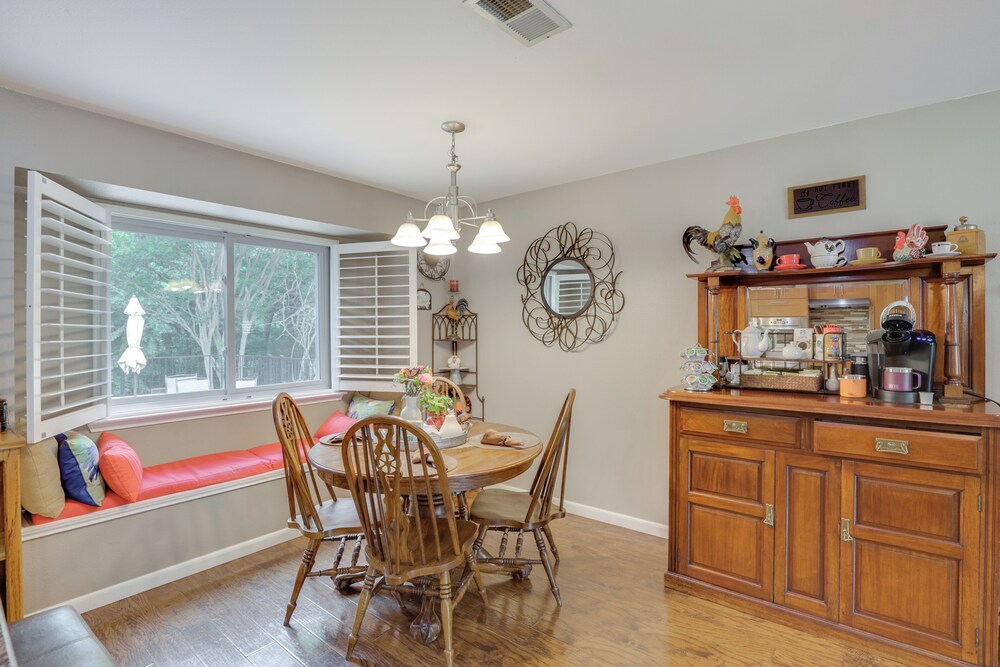 5 Mi to Lewisville Lake: Couple's Retreat w/ Yard