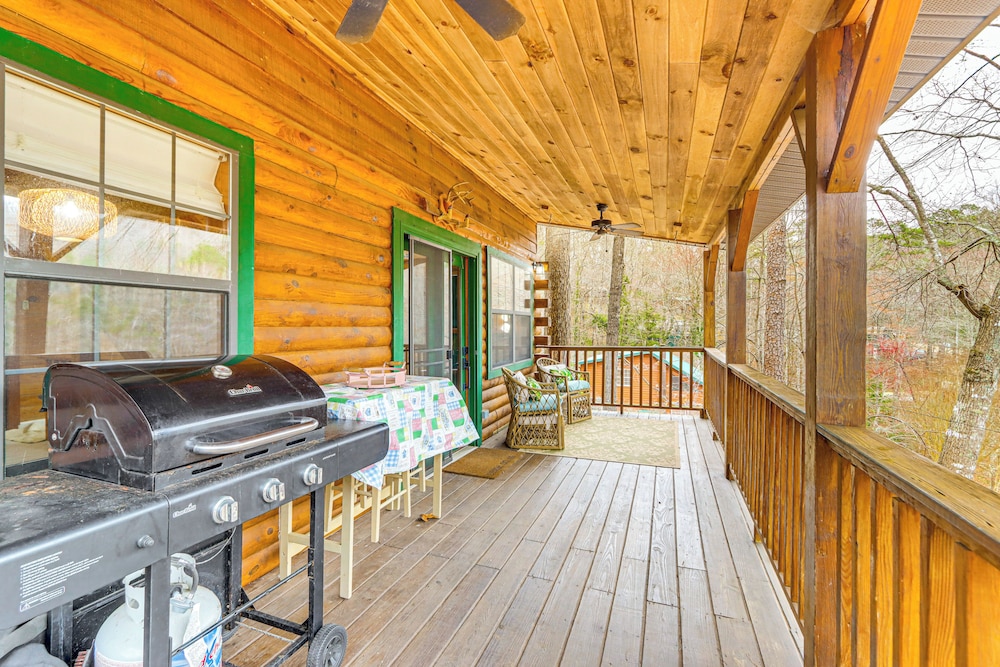 Secluded Mtn-view Cabin w/ Fireplaces in Murphy!