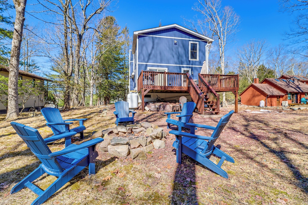 Walk to Lake Harmony: Family Retreat w/ Decks!