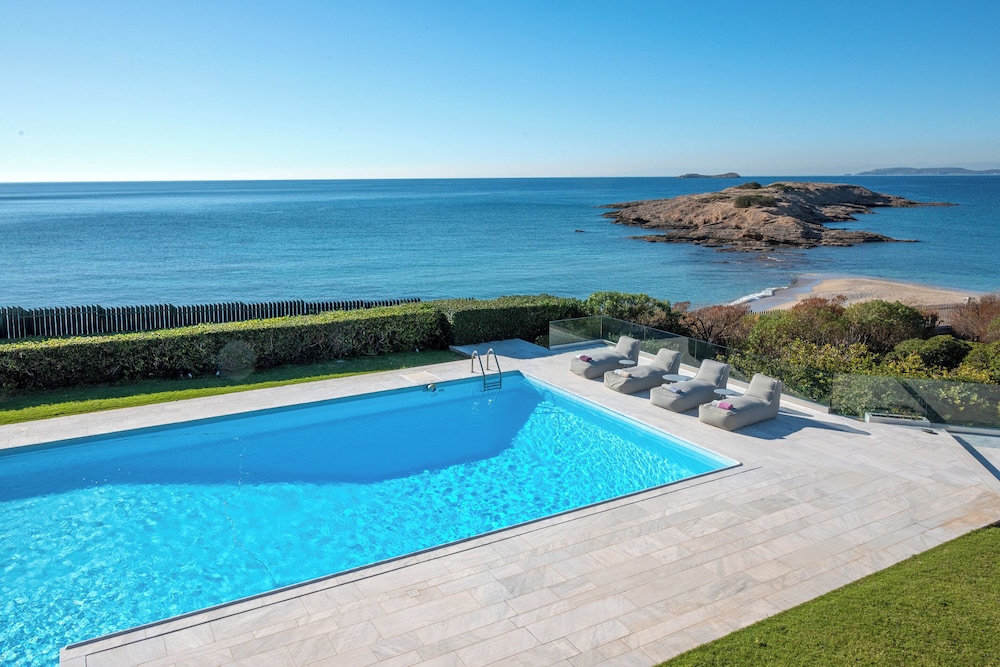 Paradise Beachfront Villa Athenian
