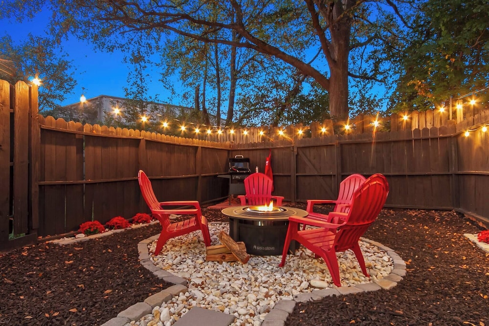 Day Dreamer Minutes to Stadium With Fire pit and Parking