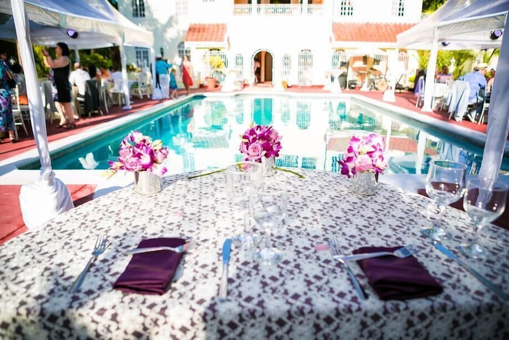 Summerhill, 8BR by Jamaican Treasures