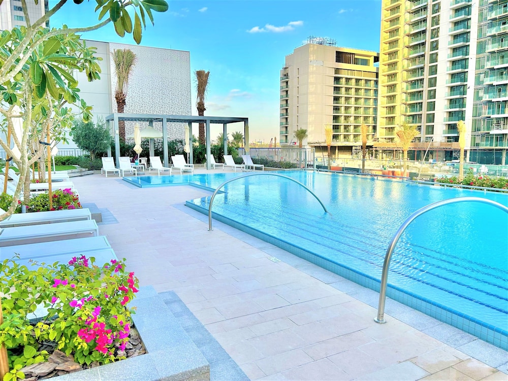 Elegant Stay: Balcony & Stunning Dubai Creek Views