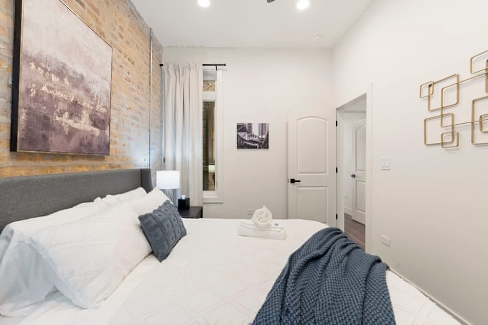 Luxury 2BR Condo in Wicker Park