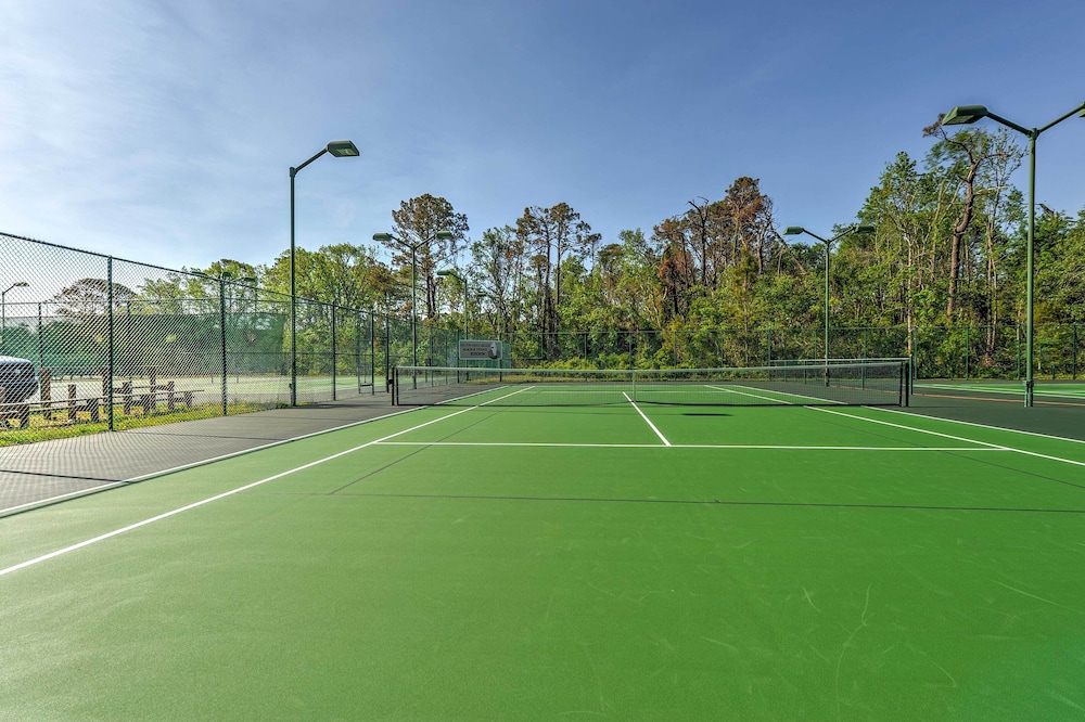 Pool, Tennis & Gym: Resort Condo in Hilton Head!