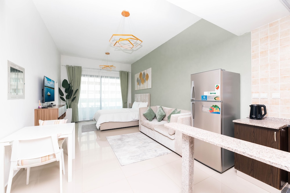 Urban Caves - Bright Studio in Dubai Marina With City Views