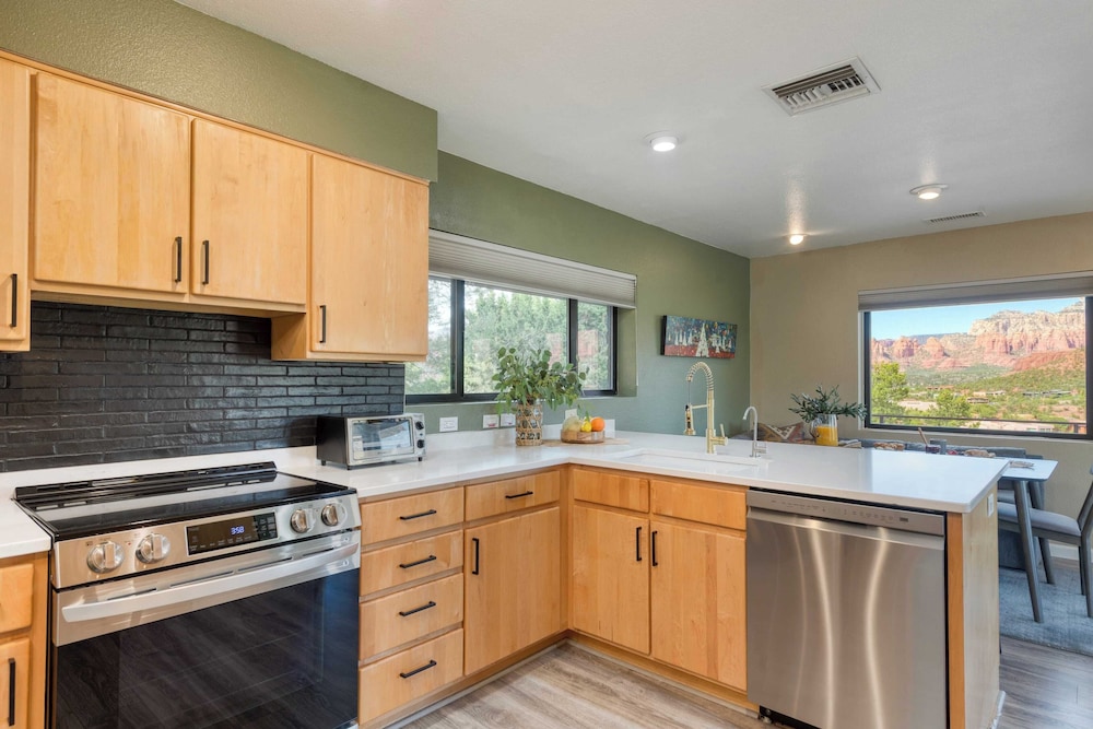 Mid-century Gem w/ Views, Hot Tub & Sunroom Lounge Red Rock Haven by Avantstay