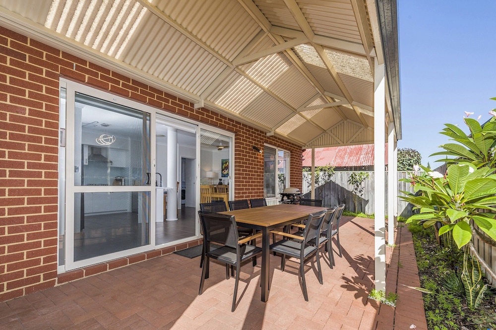 Stylish 3-bed Townhouse With Courtyard & BBQ