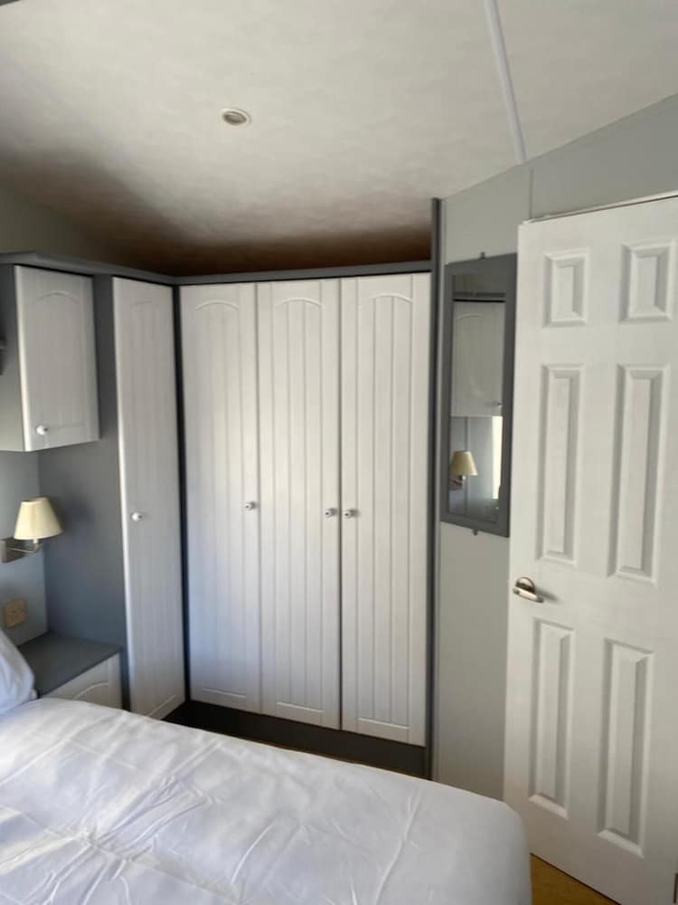 Immaculate 2-bed Static Caravan Near the Lake view 2