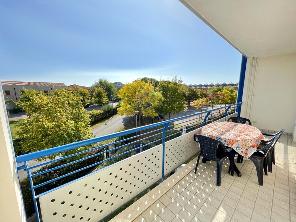 Bright Flat in a Residence With Common Pools