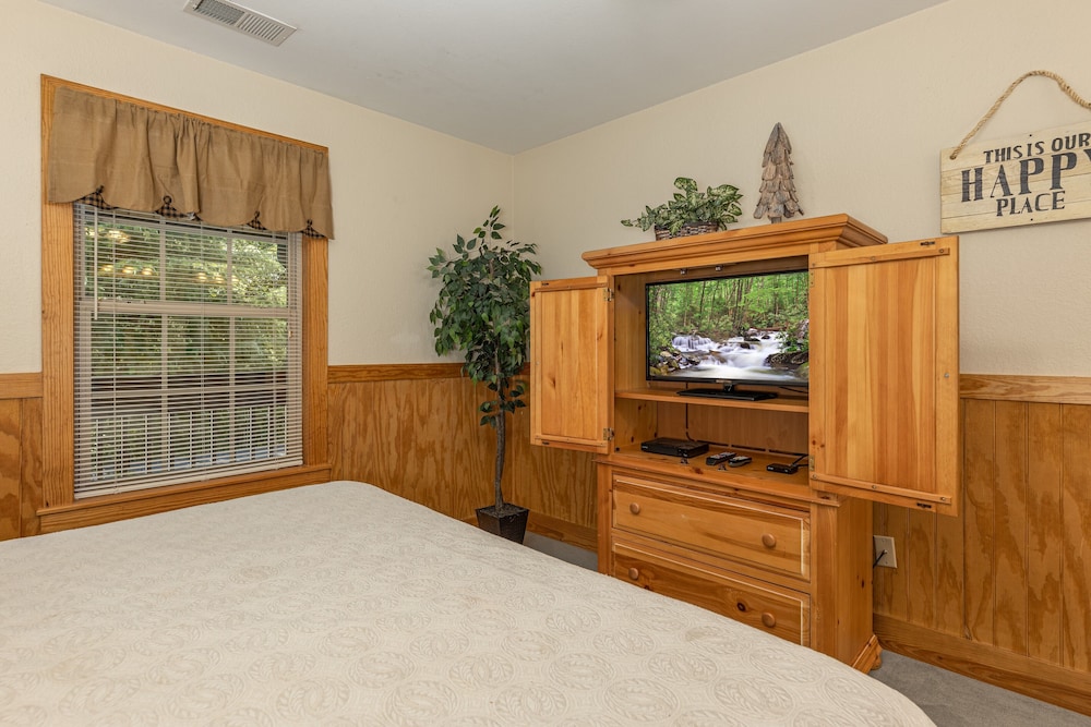 Magnolia Place 5 - Eight Bedroom Chalet view 3