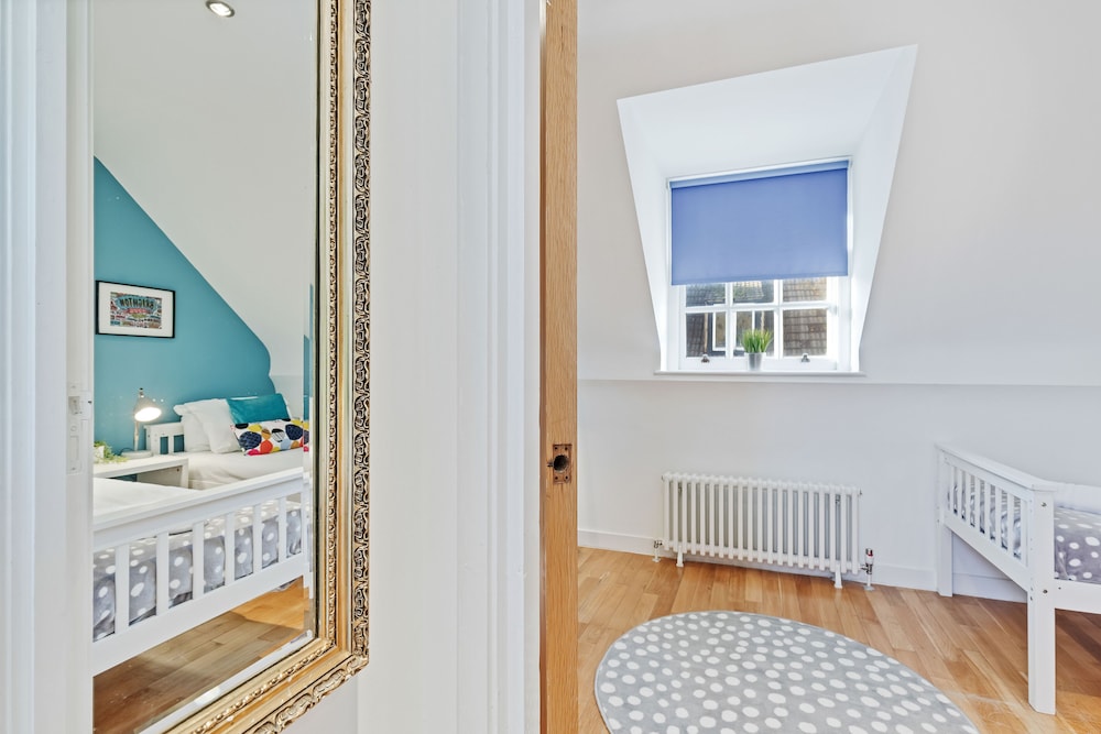 Majestic Mews Apartment with Free Parking | By My Getaways