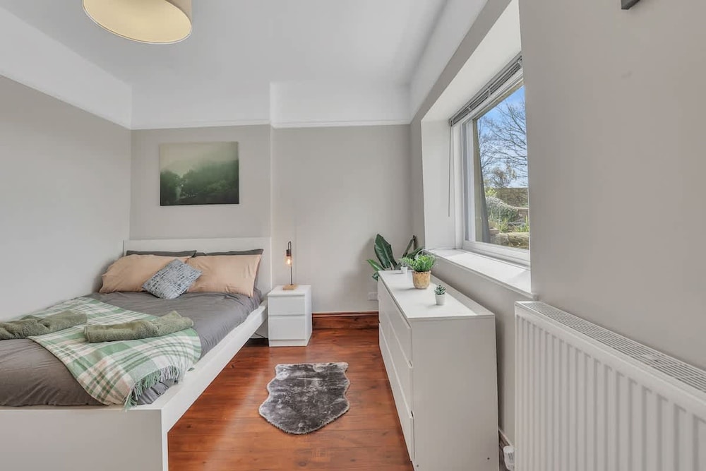 Cozy 2 Bedroom Cottage
