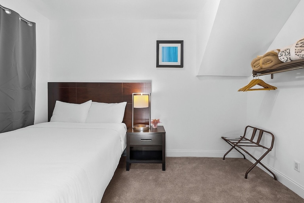 New Downtown Lux 3BR Free Parking, AC & Wi-fi