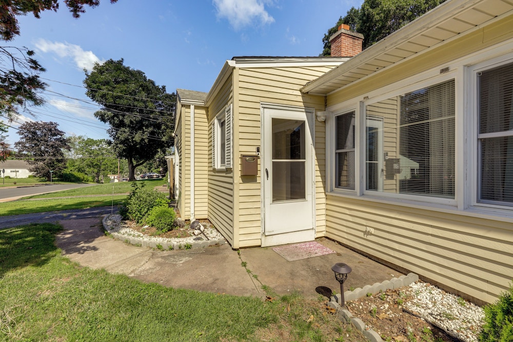 10 Mi to Hartford: Family Home w/ Yard