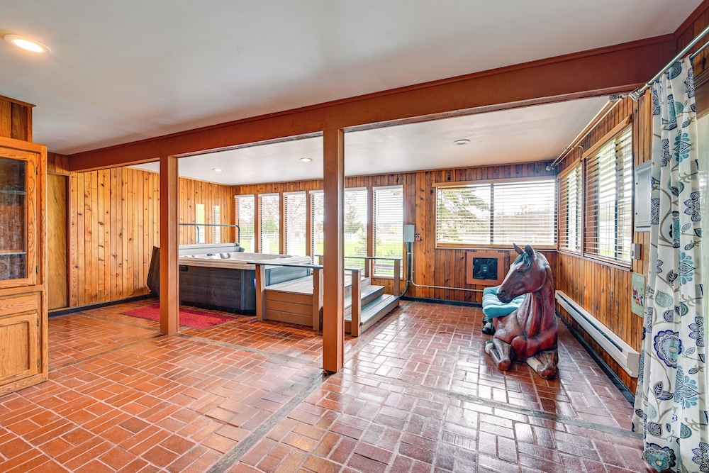 9 Mi to Spanaway Park: Home w/ Indoor Hot Tub