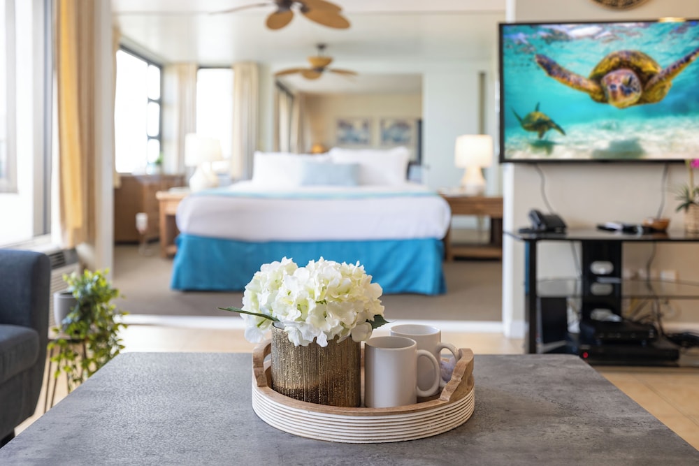 High Floor Ocean View Condo (King Bed and Parking): hotel room photo