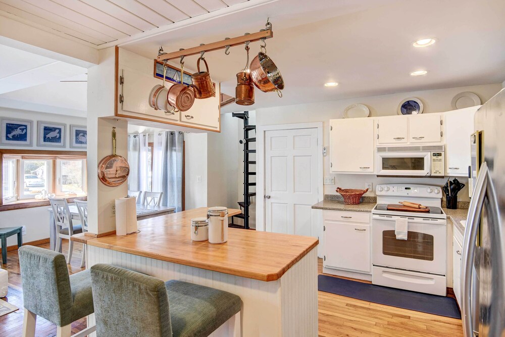 Beautiful Portsmouth Cottage By the Sea w/ Jacuzzi