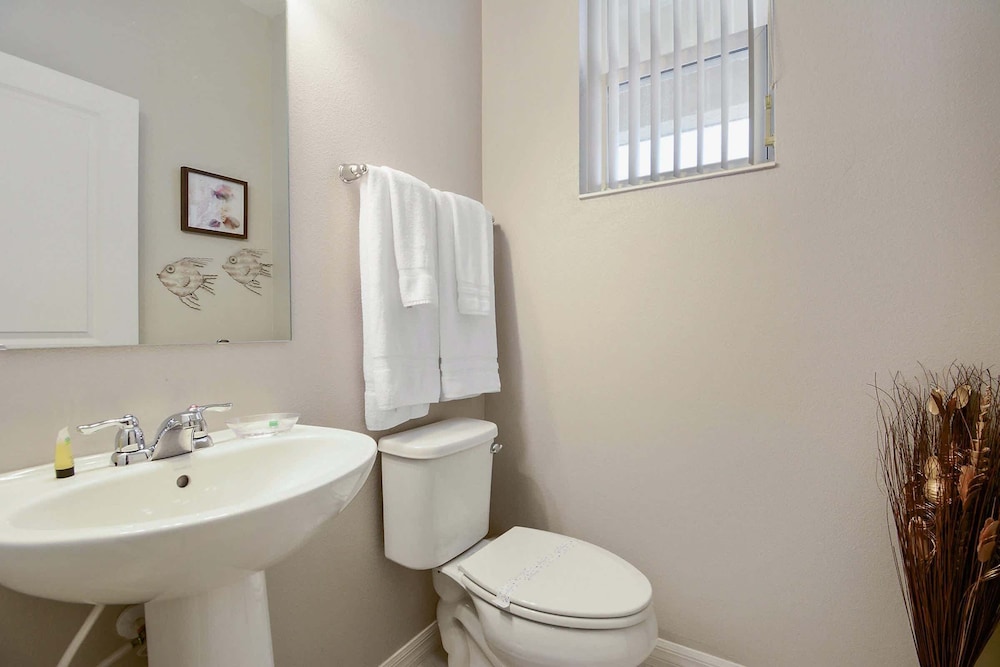 Modern 4BR Townhome Near Disney in Gated Resort