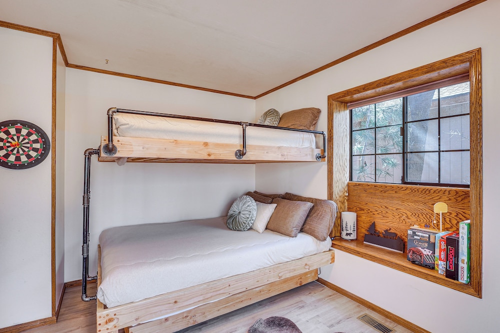 8 Mi to Big Bear Lake: Cabin w/ Deck & Fireplace
