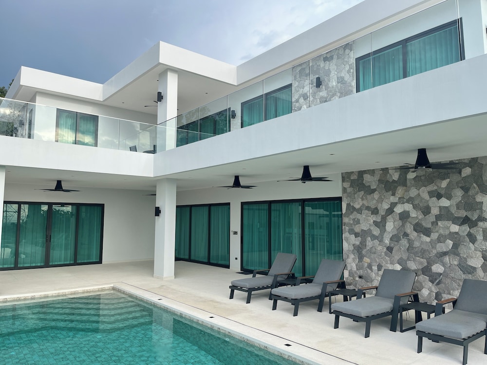 Luxurious 5-bedroom Villa Overlooking Pattaya City