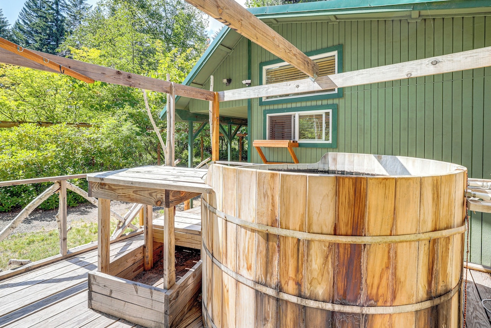 Spring-fed Soaking Tub! Lush Central Oregon Haven