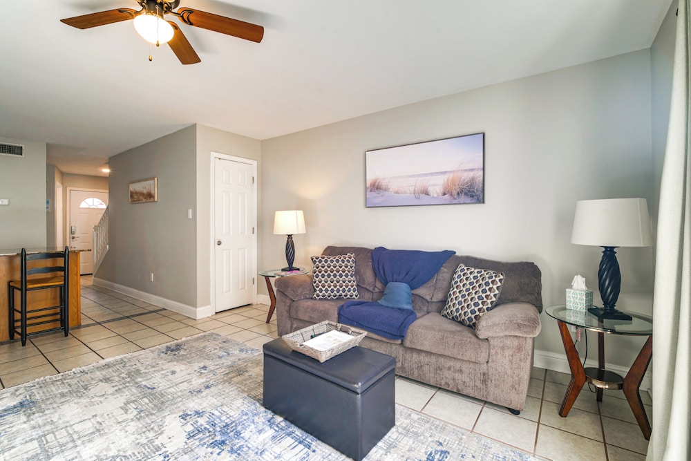 Walk to Ocean & Restaurants: Biloxi Getaway!
