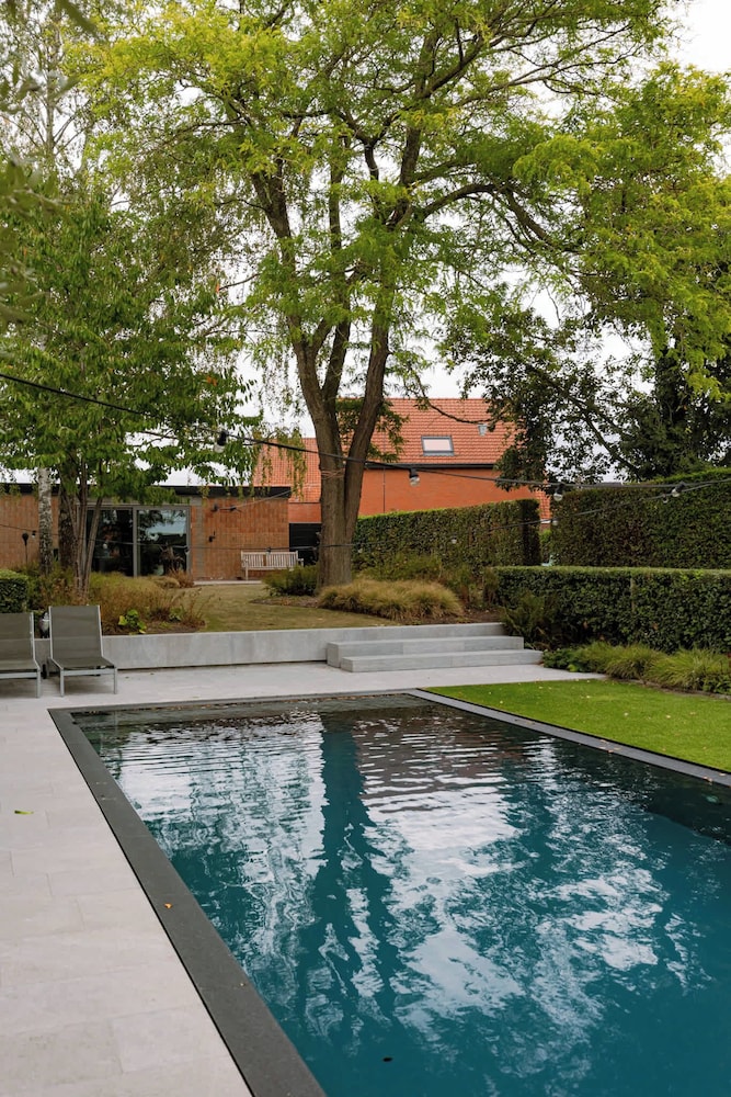 Charming Chic Stay With Garden Views Parking