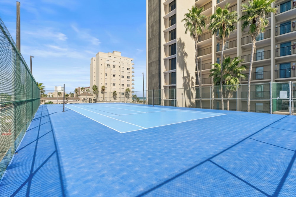 3BR Gulf View Pentouse w/ Pool - Steps to Shore