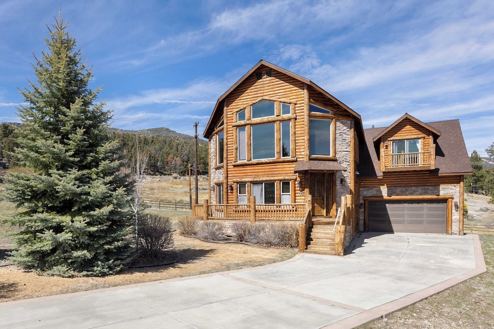 Group Cabin + Lake and Mountain View Pet-friendly, Fireplace, Games, Loft