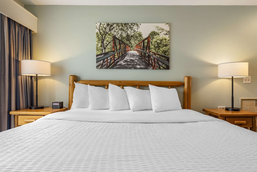 Three Bears Waterpark Resort Near Tomah, Ascend Collection Hotel