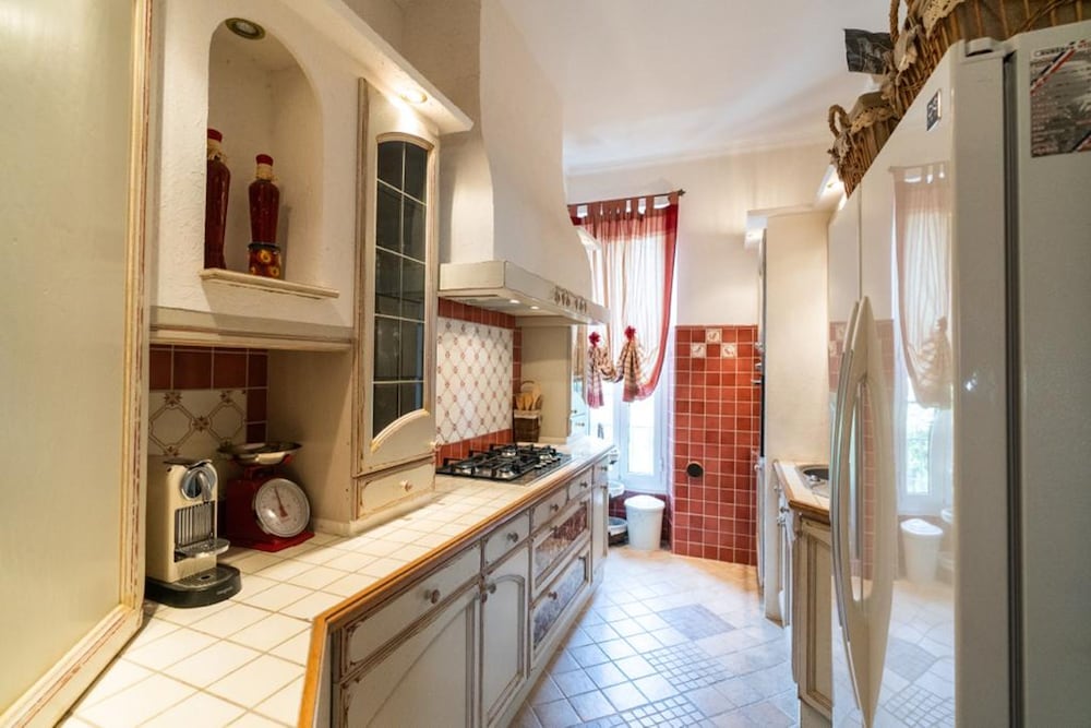 Charming 2 Bedroom apt in Central Cannes Walking Distance to Beaches Croisette and the Palais - 678