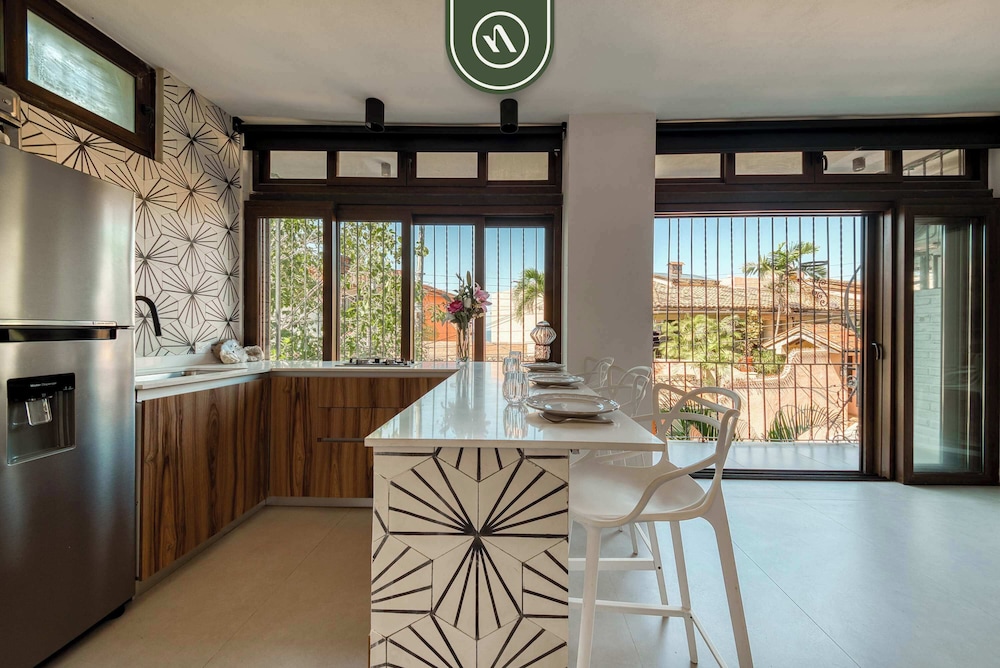 1 BR Mountain Retreat - 5 min to Beach - Pool