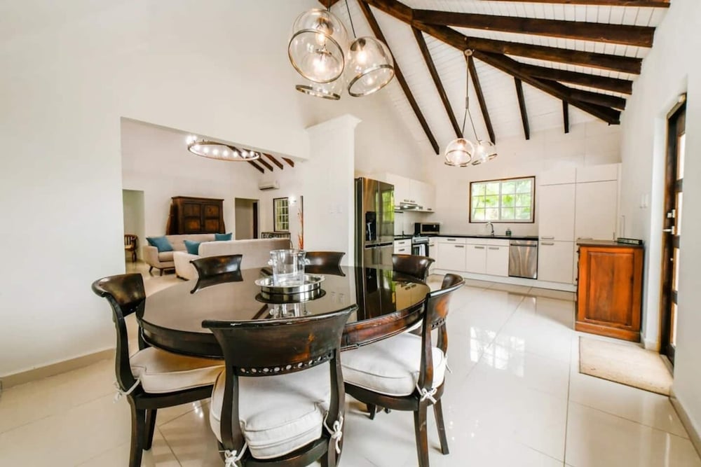 Blue Makini Villa in Noord