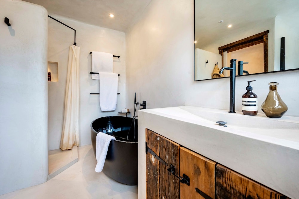 Long Term Stay- Notting Hill by Out of Office Lifestyle