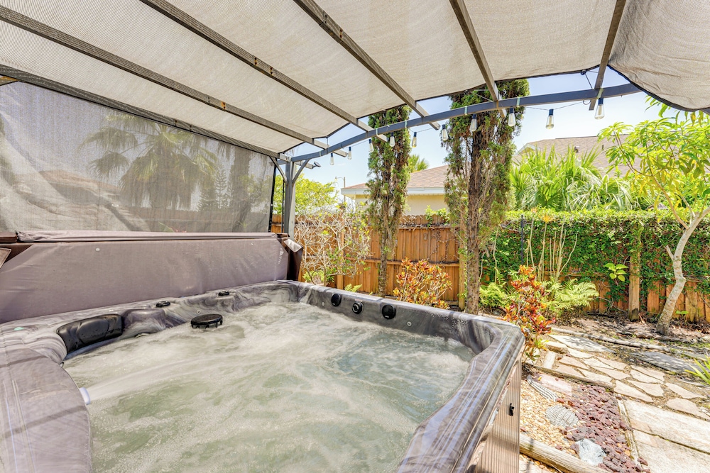 Hot Tub & Movie Theater: Family Oasis in Kissimmee