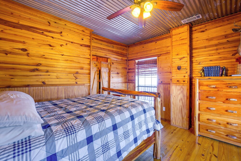 Group Getaway! Multi-level Lodge on Lake Tawakoni