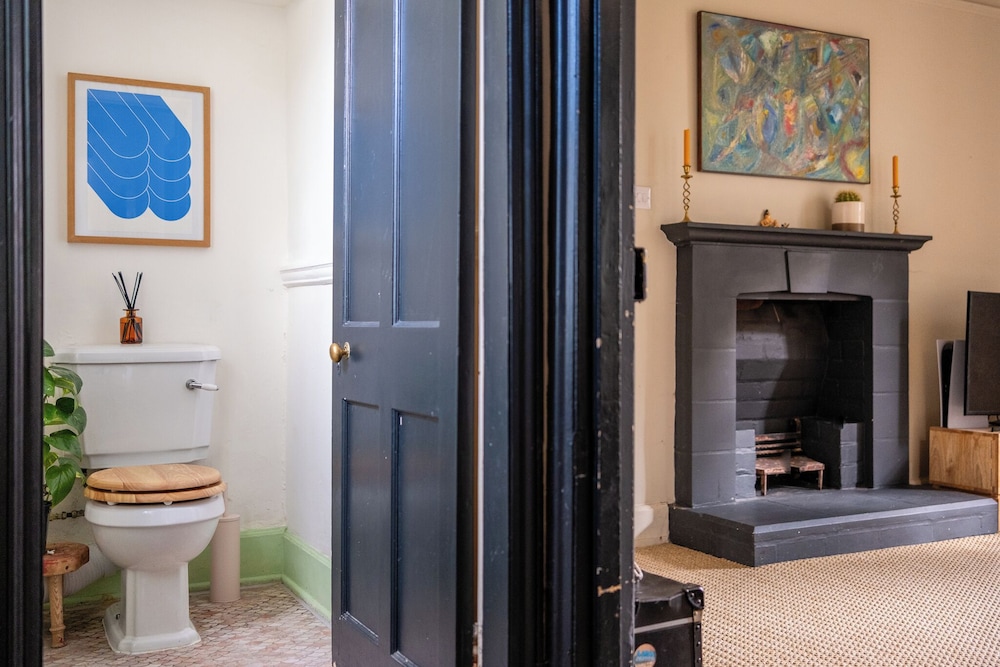 Stunning 8-Bedroom Home in Painswick