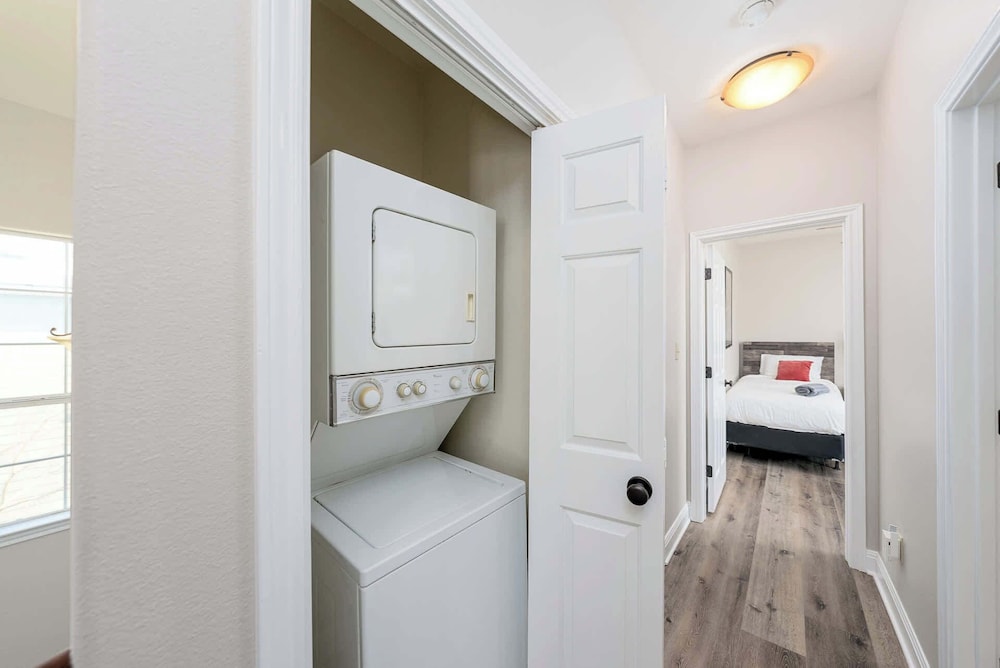 Upstay East Austin Retreat w Yard5min to Downtown