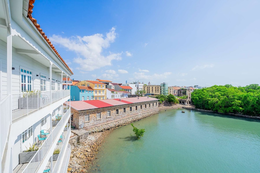 w Homely 2BR With Balcony in Panama