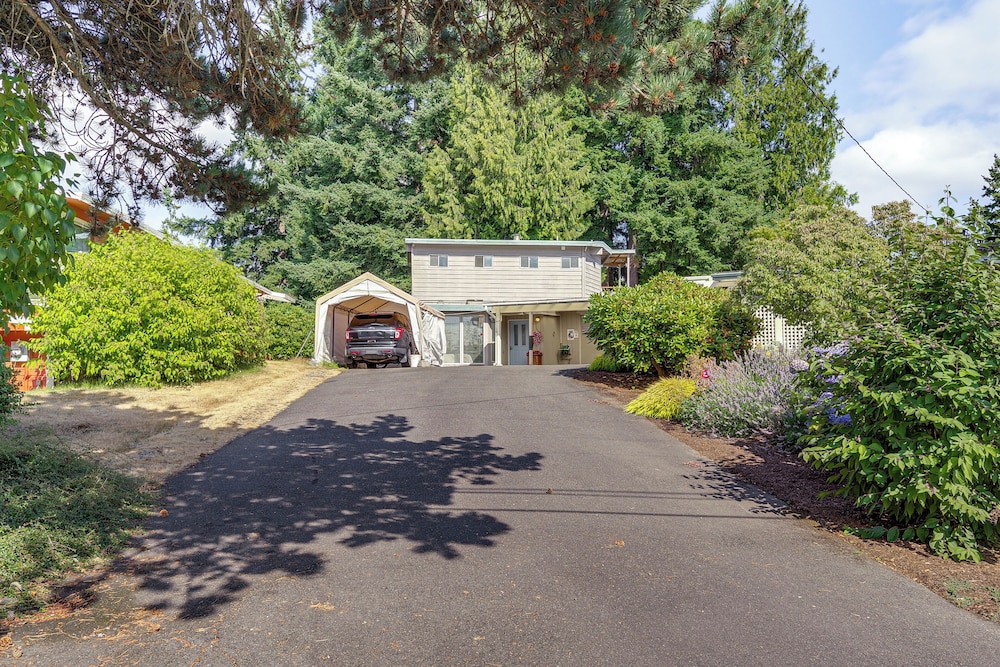 < 1 Mi to Lake Washington: Peaceful Apt in Kenmore