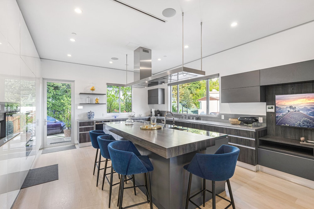 Sunset Heights - Elegant Modern Villa With Beautiful Views in the Hills - Image 4