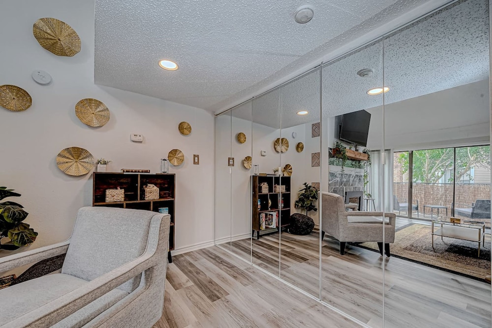 Upscale 1BR Condo in Med Center