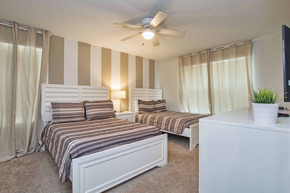 Spacious 6 Bed Home With Pool in Prime Storey Lake