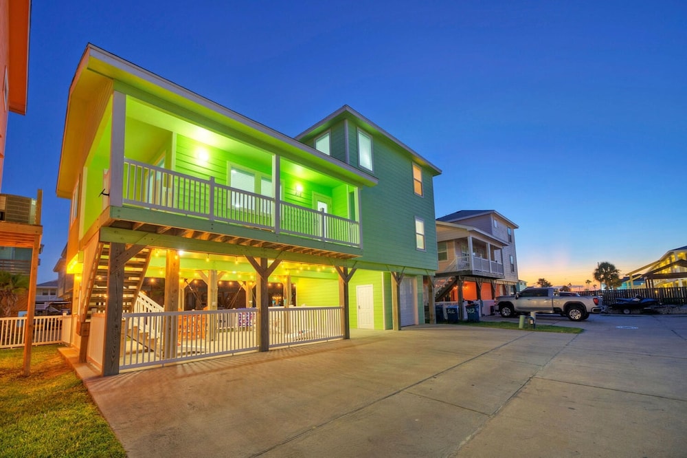 Reel Life Dreams by Avantstay Pool Near Beach