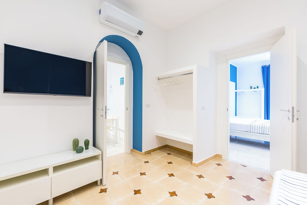 White&Blue Apartment at Sanità by Wonderful Italy