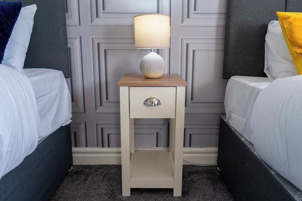 House - Sleeps 10 - Parking - Stn Close