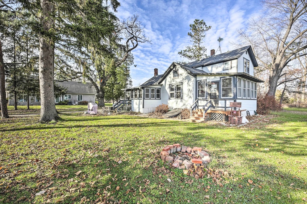 Twin Lakes Cottage: Walk to Elizabeth Lake! view 5